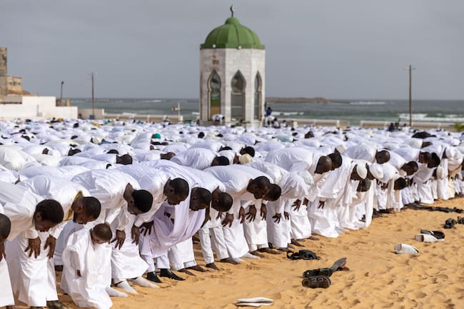 Yoff (Senegal), 17/06/2024.- Muslim worshippers pray outside a mosque to mark Eid al-Adha in Yoff, Senegal, 17 June 2024. Eid al-Adha is the holiest of the two Muslims holidays celebrated each year. It marks the yearly Muslim pilgrimage (Hajj) to visit Mecca, the holiest place in Islam. Muslims slaughter a sacrificial animal and split the meat into three parts, one for the family, one for friends and relatives, and one for the poor and needy. (La meca) EFE/EPA/JEROME FAVRE
