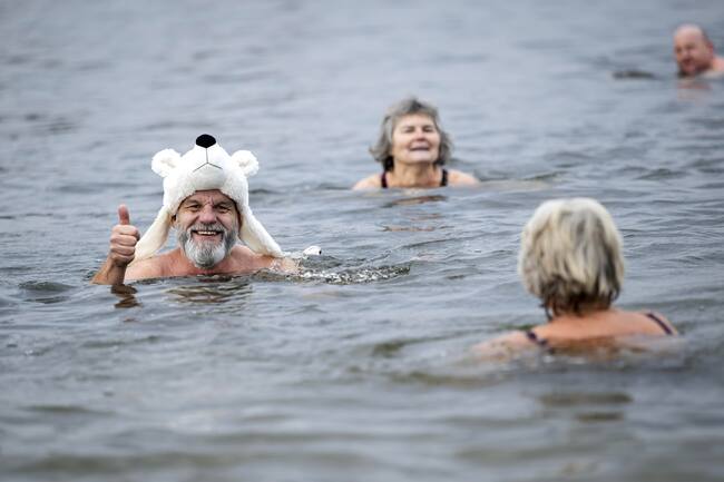 Moosseedorf (Switzerland), 31/12/2023.- Swimmers take part in the traditional New Year&#039;s Eve swim at lake Moossee in Moosseedorf, Switzerland, 31 December 2023. Around fifty bathers gathered at the &#039;Moossee&#039; lake in Moosseedorf to take a dip amid 5-6 degrees Celsius water temperatures. The story goes that the end-of-year bath washes away old sins, allowing the New Year to pass with a purified body and mind. The New Year&#039;s Eve swim is organized by the &quot;Ysheilige Moossse&quot; winter swimming club. This tradition has existed since 1999. (Suiza) EFE/EPA/ANTHONY ANEX