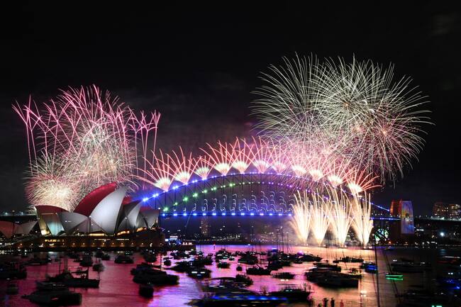 Sydney (Australia), 31/12/2023.- Fireworks are seen over the Sydney Opera House and Harbour Bridge during New Year&#039;Äôs Eve celebrations in Sydney, Australia, 01 January 2024. EFE/EPA/DAN HIMBRECHTS AUSTRALIA AND NEW ZEALAND OUT