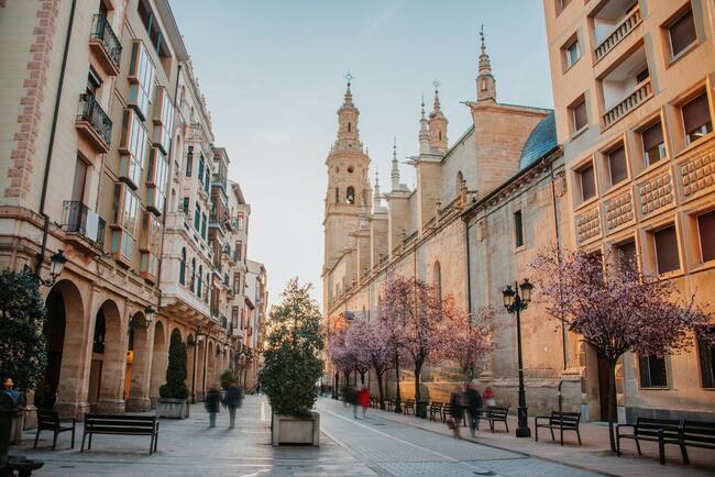 Calle de Logroño, España. Al fondo se ve la catedral de Santa María de la Redonda / Foto: GettyImages