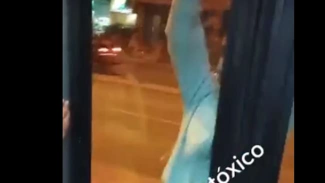Video: Joven señalado de hurto terminó colgado de la puerta de un Transmilenio | Captura de video