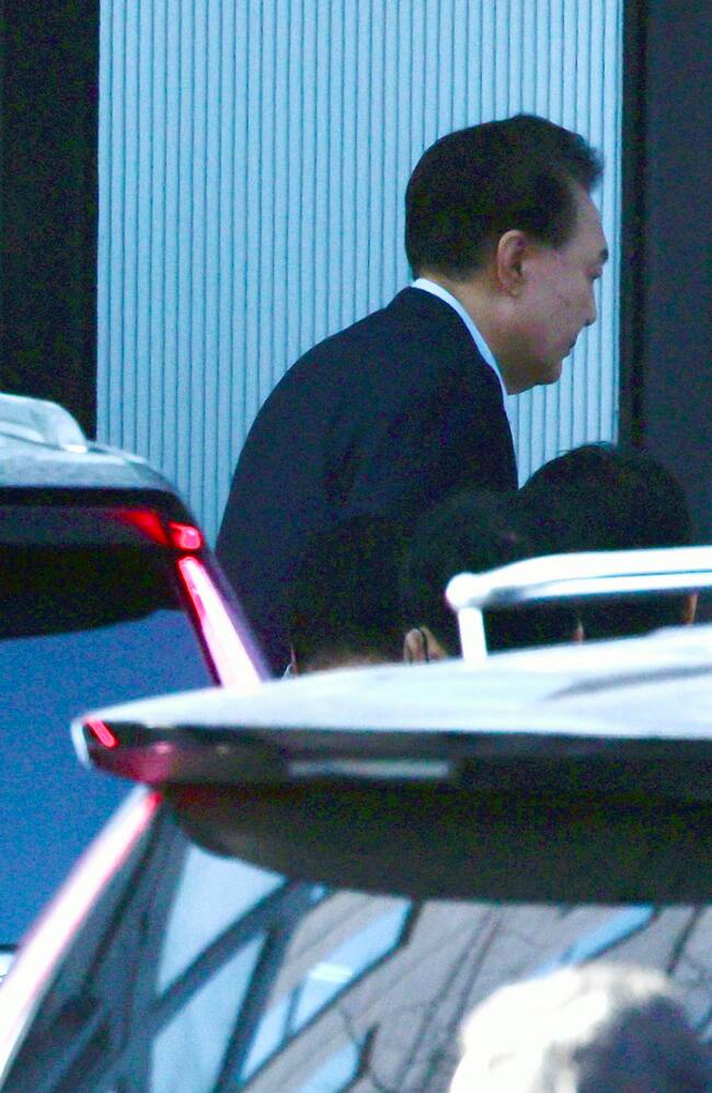 Seoul (Korea, Republic Of), 15/01/2025.- Impeached President Yoon Suk Yeol appears at the Corruption Investigation Office for High-ranking Officials inside the government complex in Gwacheon, south of Seoul, South Korea, 15 January 2025, after investigators from police and the anti-corruption agency executed a warrant to detain Yoon in connection to his short-lived imposition of martial law. (Corea del Sur, Seúl) EFE/EPA/YONHAP / POOL SOUTH KOREA OUT