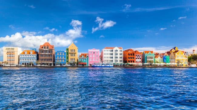 Construcciones coloridas en Willemstad, Curazao. (Foto vía Getty Images)