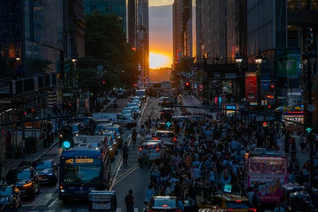 AME9717. NUEVA YORK (ESTADOS UNIDOS), 28/05/2024.- Fotografía del Manhattanhenge, fenómeno que se produce dos veces al año en torno al solsticio de verano cuando el sol desciende en una vertical perfecta entre los rascacielos, este martes en Manhattan, Nueva York (EE. UU). El fenómeno atrae a cientos de turistas para capturar ese momento único en que el sol se esconde justo en la base entre dos rascacielos en algunas de las avenidas más emblemáticas de Manhattan. EFE/ Ángel Colmenares