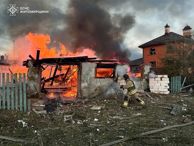 Zhytomyr (Ukraine), 10/09/2025.- A handout photo released by the press service of the State Emergency Service (SES) of Ukraine shows Ukrainian rescuers working at the site of a drone strike on a private building in Zhytomyr, northwestern Ukraine, 10 September 2025, amid the Russian invasion. At least one person was killed and five others were injured after Russian forces launched an overnight attack over Ukraine with more than 400 drones and 40 missiles, according to the State Emergency Service of Ukraine. (Rusia, Ucrania) EFE/EPA/STATE EMERGENCY SERVICE OF UKRAINE HANDOUT -- BEST QUALITY AVAILABLE -- MANDATORY CREDIT: STATE EMERGENCY SERVICE OF UKRAINE -- HANDOUT EDITORIAL USE ONLY/NO SALES