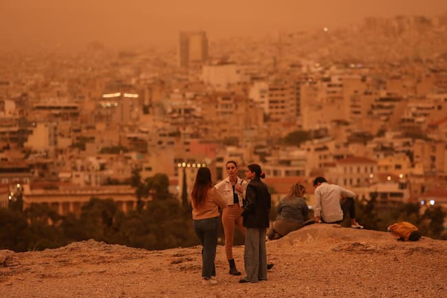 Athens (Greece), 23/04/2024.- People stroll around the Acropolis area while African dust covers the sky of Athens, Greece, 23 April 2024. According to the National Observatory of Athens, the atmospheric circulation over Greece favors the transfer of warm air masses from Africa to Greece, resulting in very high temperatures and the transfer of significant amounts of Saharan dust. (Grecia, Atenas) EFE/EPA/GEORGE VITSARAS