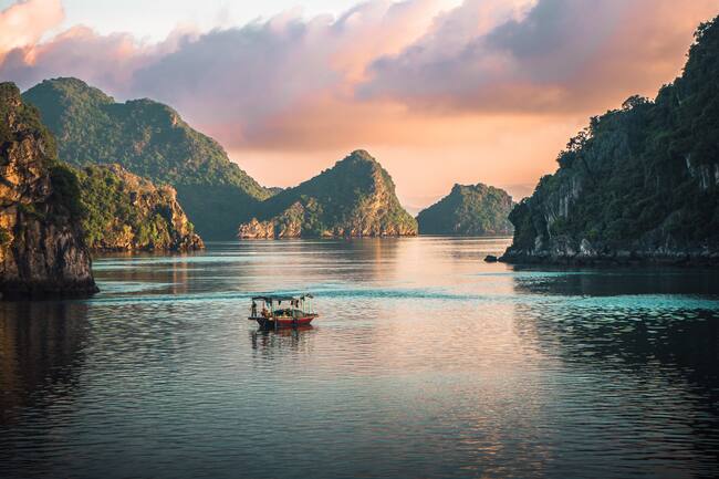 Vista panorámica de Trang An, Vietnam, donde una barca atraviesa el río / Foto: GettyImages