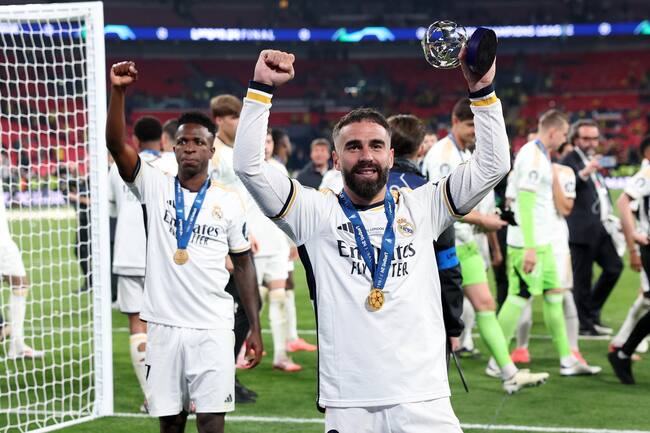 London (United Kingdom), 01/06/2024.- Dani Carvajal of Real Madrid celebrates with the player of the match trophy next to Vinicius Junior after winning the UEFA Champions League final match of Borussia Dortmund against Real Madrid, in London, Britain, 01 June 2024. Real Madrid wins their 15th UEFA Champions League. (Liga de Campeones, Rusia, Reino Unido, Londres) EFE/EPA/ADAM VAUGHAN