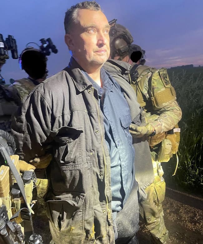 Washington, 16 jun (EFE).–Vance Luther Boelter, de 57 años, principal sospechoso de haber asesinado a la legisladora demócrata Melissa Hortman y su marido en un suburbio de Brooklyn Park la noche del viernes, en el momento de su arresto. Boelter, que en la madruga del sábado también a tacó a tiros a tiros al senador estatal John Hoffman y a su esposa, fue detenido en el condado de Sibley tras una intensa operación de búsqueda que involucró a centenares de agentes del orden. EFE/ Sheriff Del Condado De Ramsey - SOLO USO EDITORIAL/SOLO DISPONIBLE PARA ILUSTRAR LA NOTICIA QUE ACOMPAÑA (CRÉDITO OBLIGATORIO) -