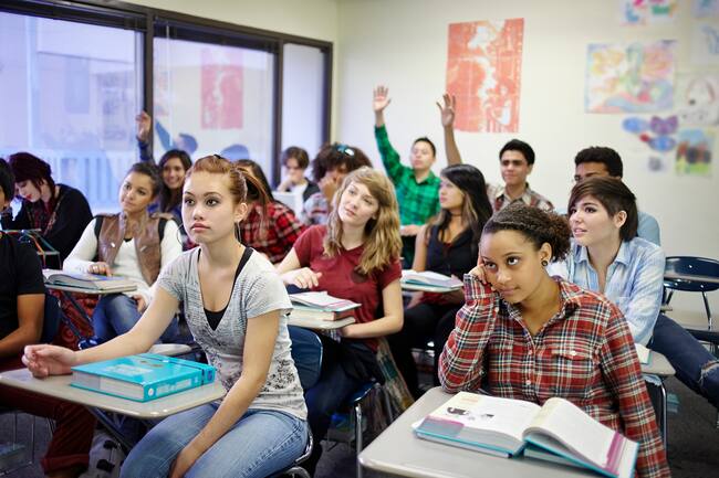 Jovenes participando en el salón de clase (Getty Images)