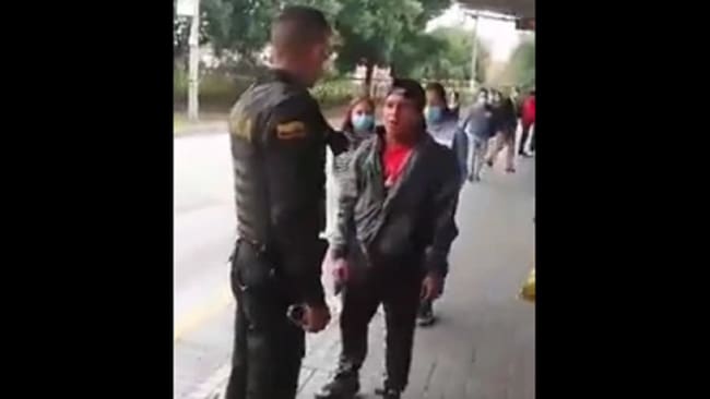 Vendedor ambulante y uniformado se van a los golpes a el Portal 80 de TM en Bogotá | Captura de video