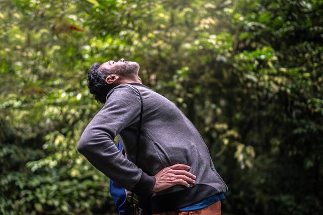 Hombre experimentando dolor de espalda en la espalda (Getty Images)