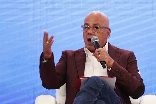 AME6053. CARACAS (VENEZUELA), 08/10/2025.- El presidente de la Asamblea Nacional de Venezuela, Jorge Rodríguez, habla durante el Concejo Nacional por la Soberanía y la Paz este miércoles, en Caracas (Venezuela). Rodríguez aseguró que el plan de atacar la Embajada de Estados Unidos en Caracas, denunciado por el chavismo el domingo, buscaba crear un "casus belli (motivo de guerra)", en un contexto marcado por el despliegue militar del país norteamericano cerca de las aguas venezolanas. EFE/ Ronald Pena R