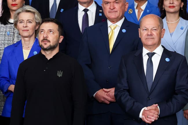 Berlin (Germany), 11/06/2024.- Ukrainian President Volodymyr Zelensky (front L) and German Chancellor Olaf Scholz (front R) pose for a group photo with other participants during the Ukraine Recovery Conference 2024 in Berlin, Germany, 11 June 2024. The Ukraine Recovery Conference 2024 takes place in Berlin from 11 to 12 June 2024, under the slogan &#039;United in defense. United in recovery. Stronger together.&#039; Standing behind Zelensky is European Commission President Ursula von der Leyen (far L). (Zelenski, Alemania, Ucrania) EFE/EPA/FILIP SINGER