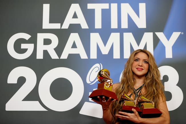 SEVILLA, 16/11/2023.- La cantante colombiana Shakira posa con los tres premios conseguidos durante la gala anual de los Latin Grammy celebrada este jueves en Sevilla EFE/Jose Manuel Vidal