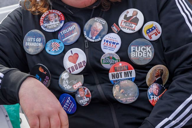 Schnecksville (United States), 13/04/2024.- Buttons of an attendee are seen at a rally held by former US President Donald Trump, in Schnecksville, Pennsylvania, USA, 13 April 2024. Trump returned to the swing state of Pennsylvania days before the state&#039;s primary election and before he is due in criminal court in New York. (Elecciones, Nueva York) EFE/EPA/SARAH YENESEL