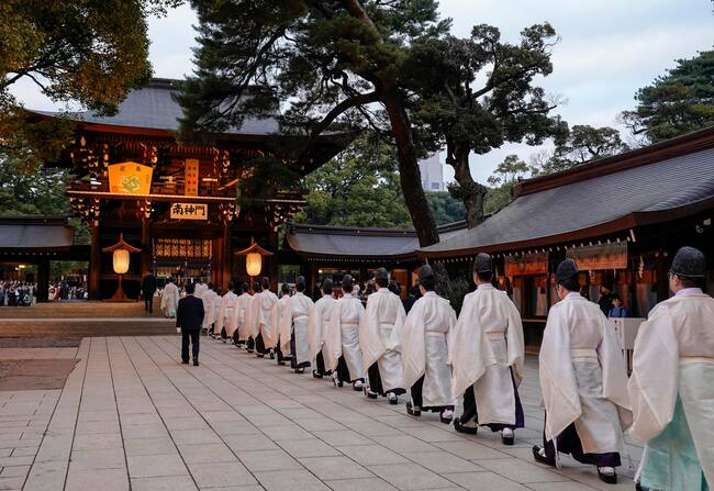 Tokyo (Japan), 31/12/2023.- Shinto priests walk through a gate to head for the inner shrine for a Shinto ritual in preparation for celebrating the New Year at Meiji Shrine in Tokyo, Japan, 31 December 2023. It is estimated that about three million people will visit the shrine during the first three days of the New Year 2024 to wish for health and prosperity. (Japón, Tokio) EFE/EPA/KIMIMASA MAYAMA