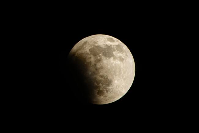 Fotografía de un eclipse lunar parcial tomada desde Los Ángeles, Estados Unidos el 15 de abril de 2014 / Foto: GettyImages