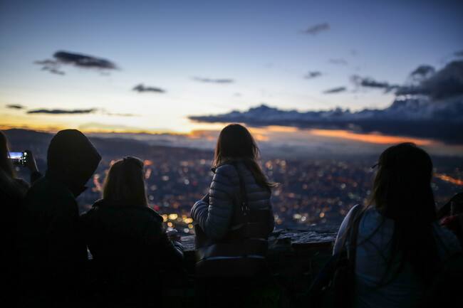 Personas mirando el atardecer desde el Cerro de Monserrate. (Getty Images)