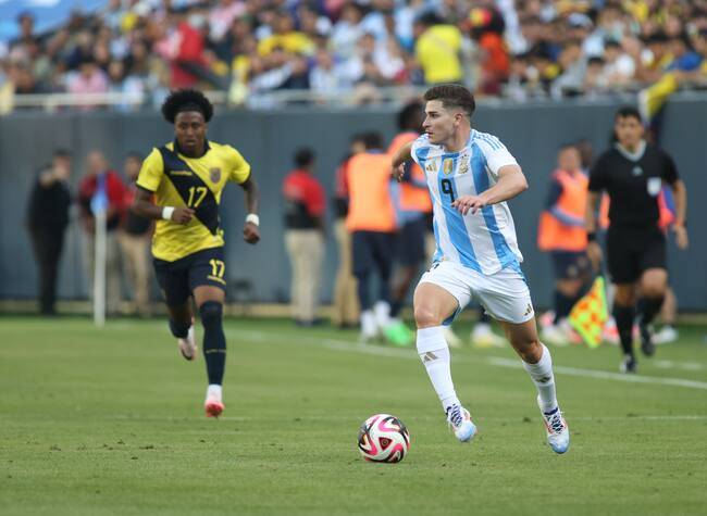 Chicago (United States), 09/06/2024.- Julian Alvarez (R) of Argentina in action during the first half of the friendly soccer match between the national teams of Argentina and Ecuador at Soldier Field, in Chicago, Illinois, USA, 09 June 2024. (Futbol, Amistoso) EFE/EPA/TRENT SPRAGUE