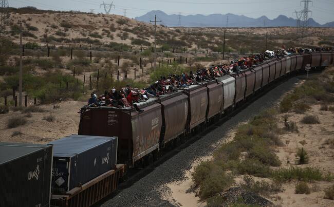 -FOTODELDÍA- MEX5908. CIUDAD JUÁREZ (MÉXICO), 26/04/2024.- Migrantes viajan en el techo de un tren conocido como &#039;La bestia&#039;, el 25 de abril de 2024 en Ciudad Juárez (México). Un millar de migrantes, que esta semana llegaron a la mexicana Ciudad Juárez en el tren conocido como ‘La Bestia’, deambulan a lo largo de 10 kilómetros del río Bravo que hace la frontera entre Juárez y El Paso, Texas, con la esperanza de pasar hacia Estados Unidos. EFE/ Luis Torres