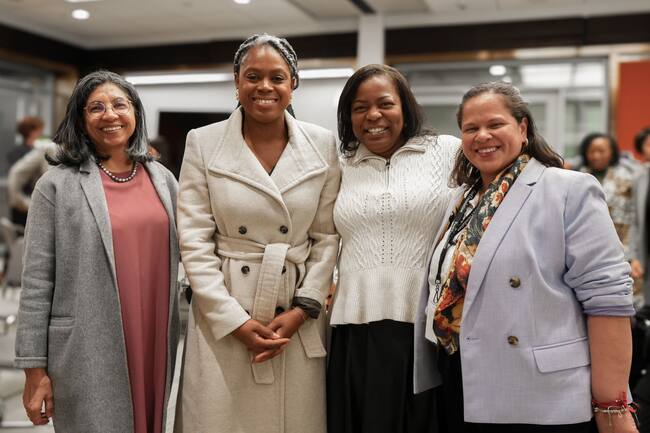 De izquierda a derecha: Binaifer Nowrojee, presidenta de Open Society Foundations, Aurora Vergara Figueroa, ministra de Educación, Latanya Mapp, presidenta de Rockefeller Philanthropy Advisors, y Mónica Alemán, directora de programas de género e igualdad racial de la Fundación Ford.