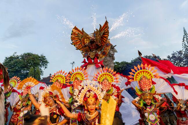 Denpasar (Indonesia), 31/12/2023.- Balinese dancers perform as they take part in a cultural parade, during a new year&#039;s eve celebration at a main road in Denpasar, Bali, Indonesia, 31 December 2023. EFE/EPA/MADE NAGI