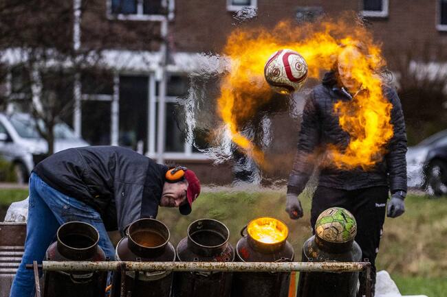 Zwolle (Netherlands), 31/12/2023.- Local residents participate in the annual carbide shooting on New Year&#039;s Eve in Zwolle, the Netherlands 31 December 2023. (Países Bajos; Holanda) EFE/EPA/Vincent Jannink