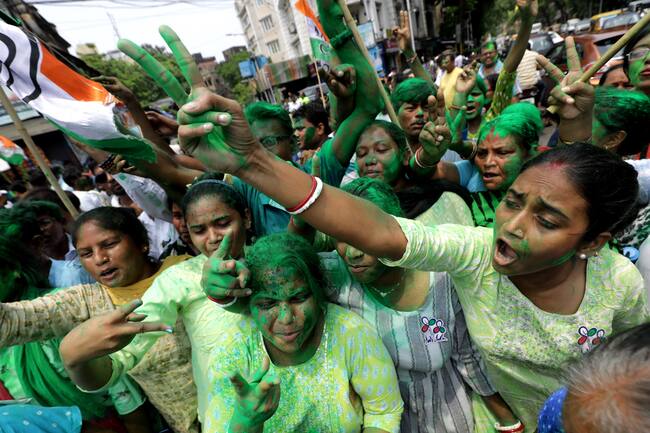 Kolkata (India), 04/06/2024.- Trinamool Congress Party (TMC) supporters apply color dust to each other as they celebrate and react while following the election results in Kolkata, Eastern India, 04 June 2024. Counting for the general election results has started for India&#039;s 545-member lower house of parliament, or Lok Sabha, with early trends showing the Bharatiya Janata Party and its National Democratic Alliance (NDA) leading. (Elecciones) EFE/EPA/PIYAL ADHIKARY
