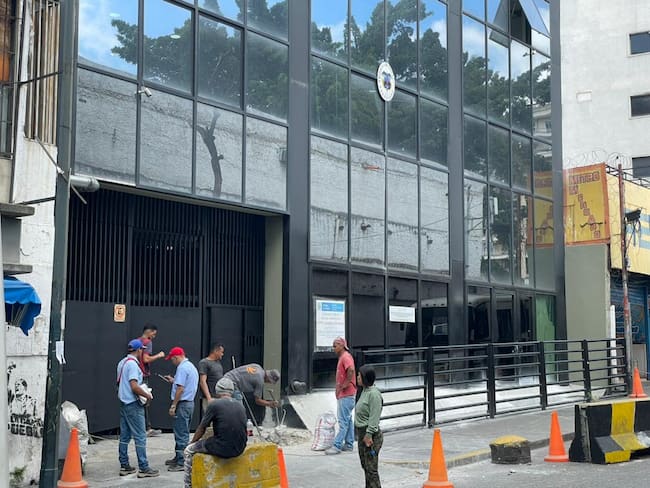 Obras adelantadas a las afueras de la sede del consulado de Colombia en Caracas. 
(Foto: Manuel Cobela /Caracol Radio)