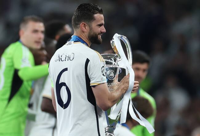 London (United Kingdom), 01/06/2024.- Nacho of Real Madrid celebrates with the trophy after winning the UEFA Champions League final match of Borussia Dortmund against Real Madrid, in London, Britain, 01 June 2024. (Liga de Campeones, Rusia, Reino Unido, Londres) EFE/EPA/ISABEL INFANTES