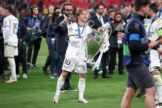 London (United Kingdom), 01/06/2024.- Luka Modric of Real Madrid celebrates with the trophy after winning the UEFA Champions League final match of Borussia Dortmund against Real Madrid, in London, Britain, 01 June 2024. Real Madrid wins their 15th UEFA Champions League. (Liga de Campeones, Rusia, Reino Unido, Londres) EFE/EPA/ADAM VAUGHAN