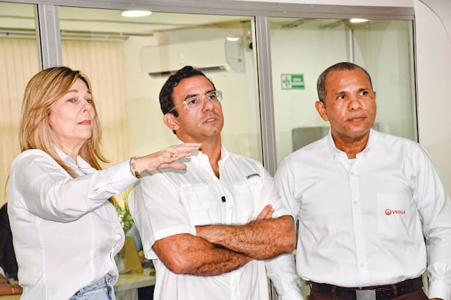 La presidenta de Veolia, Judith Buelvas; el alcalde de Montería, Hugo Kerguelén, y el gerente de Operaciones de Veolia, Uriel García Pereira, durante la inauguración del Centro de Control Gran Zenú.