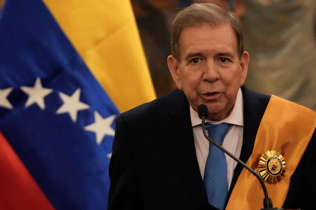 AME4924. LIMA (PERÚ), 29/01/2025.- El líder antichavista Edmundo González Urrutia habla este miércoles, en la municipalidad de Lima (Perú). Urrutia, recibió este miércoles la llave de la ciudad de Lima de manos del alcalde de la capital peruana, Rafael López Aliaga, quien reconoció "su pelea y coraje". EFE/ John Reyes Mejía