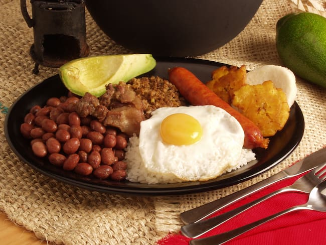 Bandeja paisa, un plato tradicional de la concina colombiana. (Foto vía Getty Images)