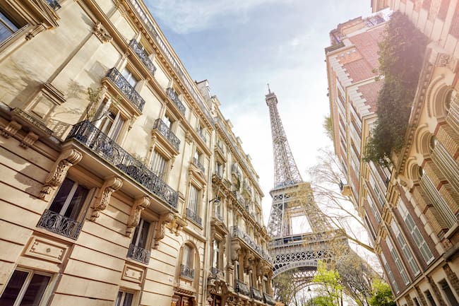 Calles de París con vista a la Torre Eiffel (Getty Images)
