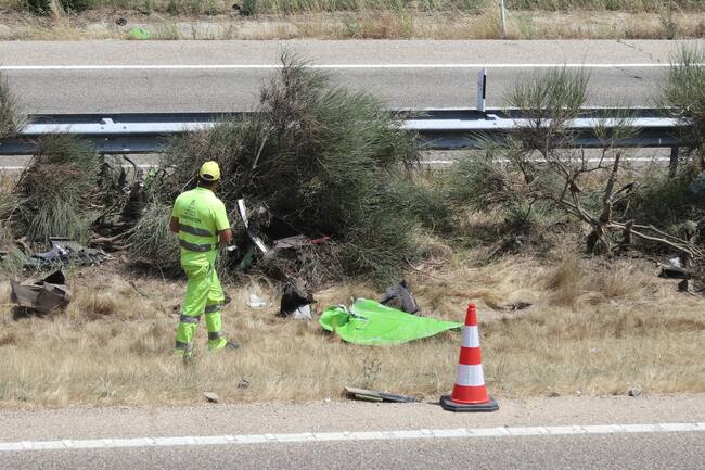 CERNADILLA (ZAMORA), 03/07/2025.- Vista del lugar del accidente en el que el futbolista del Liverpool Diogo Jota, de 28 años, y su hermano André, de 26, han fallecido esta madrugada, después de que su vehículo saliera de la vía en la Autovía Rías Bajas (A-52) en Cernadilla (Zamora, España). Según informan a EFE fuentes de la investigación, los dos hermanos portugueses han muerto a bordo de un Lamborghini que, por causas que se investigan, se salió de la autovía Rías Bajas (A52) a la altura del kilómetro 65, en sentido Benavente, en torno a las 00:40 horas. EFE/Mariam A. Montesinos