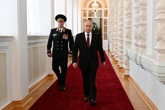 Moscow (Russian Federation), 06/05/2024.- Russian President Vladimir Putin (R) walks after the inauguration ceremony in the Kremlin, in Moscow, Russia, 07 May 2024. Putin won the presidential elections in March 2024. (Elecciones, Rusia, Moscú) EFE/EPA/ALEXEY MAYSHEV/SPUTNIK / KREMLIN POOL