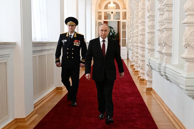 Moscow (Russian Federation), 06/05/2024.- Russian President Vladimir Putin (R) walks after the inauguration ceremony in the Kremlin, in Moscow, Russia, 07 May 2024. Putin won the presidential elections in March 2024. (Elecciones, Rusia, Moscú) EFE/EPA/ALEXEY MAYSHEV/SPUTNIK / KREMLIN POOL