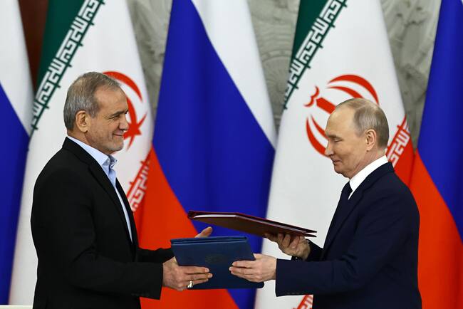 Moscow (Russian Federation), 17/01/2025.- Russian President Vladimir Putin (R) and Iranian President Masoud Pezeshkian attend a documents signing ceremony in Moscow, Russia, 17 January 2025. The Iranian president is on an official visit to Moscow, where he is expected to hold talks with his Russian counterpart Putin and sign an agreement on comprehensive strategic partnership. (Rusia, Moscú) EFE/EPA/EVGENIA NOVOZHENINA / POOL