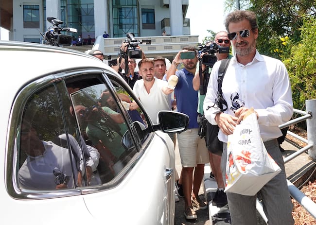 Samui (Thailand), 09/04/2024.- Spanish actor Rodolfo Sancho, father of chef Daniel Sancho Bronchalo, leaves after his son&#039;s alleged murder case court trial at Koh Samui Provincial Court in Koh Samui island, Thailand, 09 April 2024. Thai police arrested 29-year-old Spanish man Daniel Sancho Bronchalo in August 2023, who is accused of the murder of Colombian surgeon Edwin Arrieta Arteaga in Thailand, including dismembering his body before dumping some parts in a rubbish dump and other parts including his head in the sea, police said. (Tailandia) EFE/EPA/SITTHIPONG CHAROENJAI