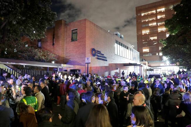 AME4311. BOGOTÁ (COLOMBIA), 07/06/2025.- Personas se reúnen afuera de la Fundación Santa Fe donde fue trasladado el senador colombiano Miguel Uribe Turbay este sábado, en Bogotá (Colombia). Uribe Turbay, uno de los aspirantes presidenciales del partido uribista Centro Democrático, fue herido durante un atentado en un acto político en Bogotá. EFE/ Carlos Ortega