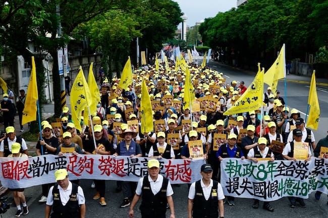 TAIPEI (Taiwan), 01/05/2025.- Taiwanese and foreign workers display various placards and chant slogans as they march during the International Labor Day rally in Taipei, Taiwan, 01 May 2025. Thousands of participants from various labor groups demanded the government for better working hours and salary increases. EFE/EPA/RITCHIE B. TONGO
