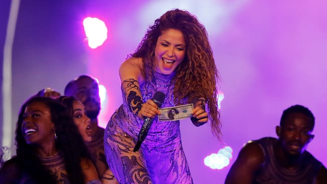 MED400. MEDELLÍN (COLOMBIA), 03/07/2025.- Fotografía de archivo del 13 de abril de 2025 que muestra a la cantante colombiana Shakira durante un concierto de su gira 'Las mujeres ya no lloran world tour' en Medellín (Colombia). La cantante colombiana Shakira anunció este jueves dos nuevos conciertos en su país natal como parte de su gira internacional 'Las mujeres no lloran', que llegará a Cali y Bogotá en el último trimestre del año. EFE/ STR /Archivo