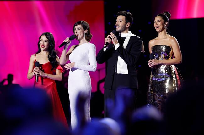 SEVILLA, 16/11/2023.- Los presentadores (i-d) Danna Paola, Paz Vega, Sebastián Yatra y Roselyn Sánchez, durante la gala anual de los Latin Grammy celebrada este jueves en Sevilla. EFE/Julio Muñoz