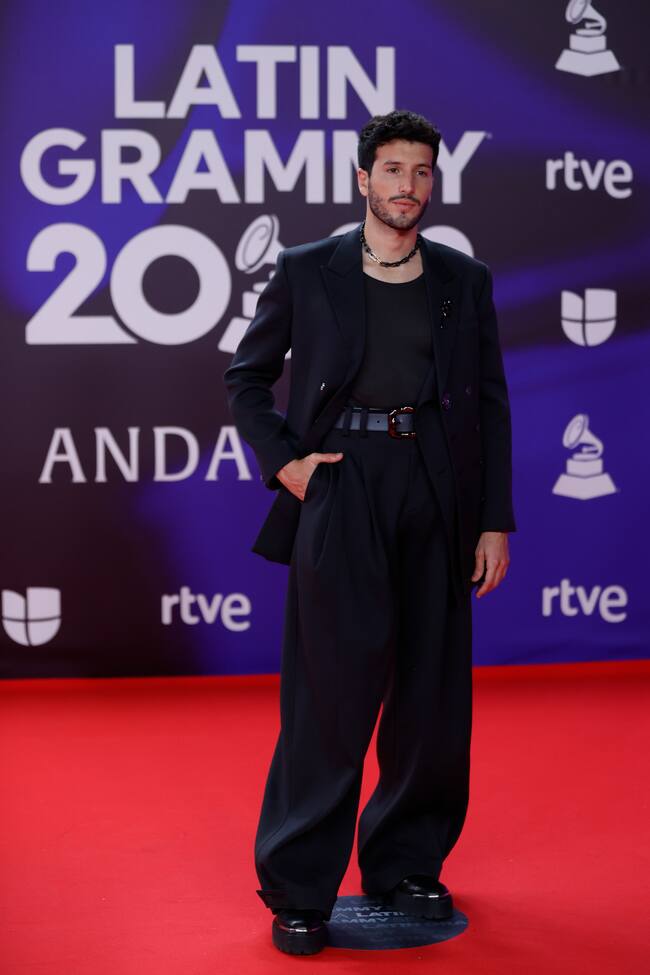 SEVILLA, 16/11/2023.- El cantante y compositor colombiano Sebastián Yatra posa para los fotógrafos en la alfombra roja de la gala anual de los Latin Grammy, este jueves en Sevilla. EFE/Jorge Zapata