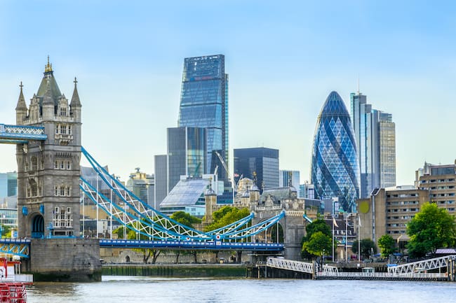 Tower Bridge y el distrito financiero en Londres (Getty Images)