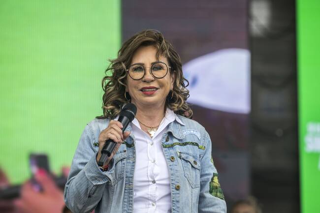 AME2399. CUIDAD DE GUATEMALA (GUATEMALA), 18/08/2023.- La candidata a la presidencia de Guatemala Sandra Torres habla durante su cierre de campaña hoy, en Ciudad de Guatemala (Guatemala). Torres cerró este viernes su campaña rumbo al balotaje por la presidencia de Guatemala, con un mitin en el mercado más importante del país. EFE/ Esteban Biba