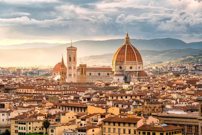 Vista del atardecer en la Catedral de Santa María del Fiore ubicada en la ciudad de Florencia, Italia / Foto: GettyImages