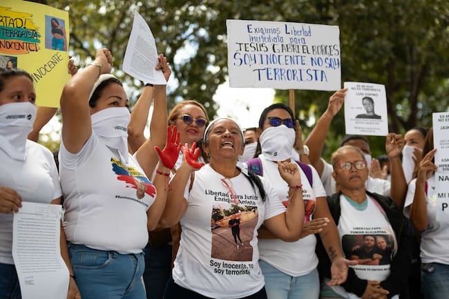 AME4420. CARACAS (VENEZUELA), 09/12/2024.- Mujeres se manifiestan durante una protesta de Familiares de "presos políticos" frente a la sede del Ministerio Público (Fiscalía), este lunes, en Caracas (Venezuela). Isabel Ramírez, madre del considerado "preso político" Carlos Valecillo Ramírez, exigió este lunes al presidente de Venezuela, Nicolás Maduro, que libere a su hijo, luego de denunciar que el detenido intentó suicidarse en la cárcel de Tocorón, en el estado Aragua (norte). EFE/ Ronald Peña